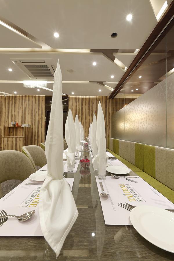 Hotel Luxura Godhra Habitación foto